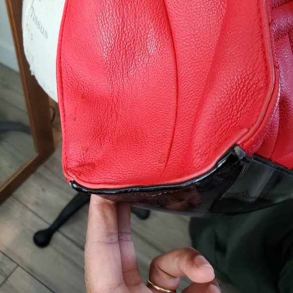 BETSEY JOHNSON | Zig Zag Pattern Sparkle Black Bow Gold Chain Crossbody Handbag - Picture 15 of 16